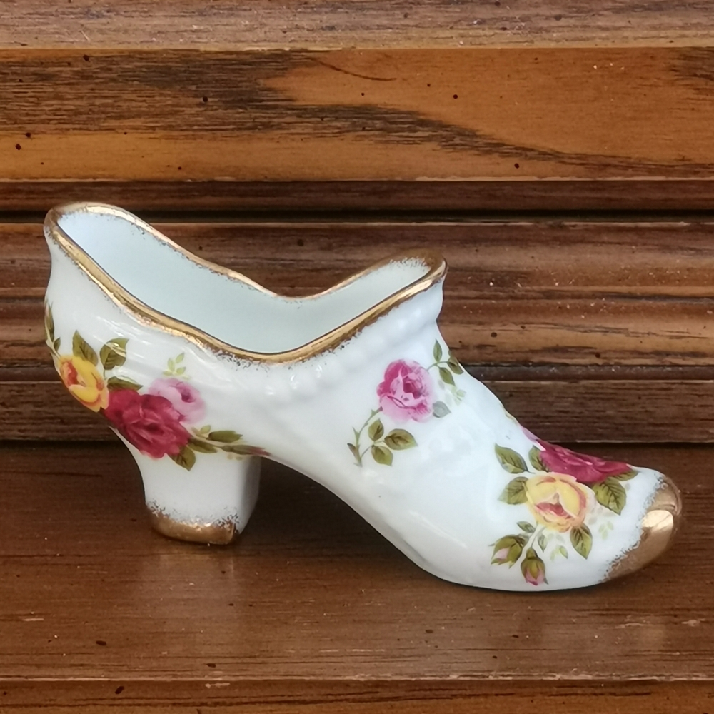 Elegant Floral Porcelain Heel with Gold Accents